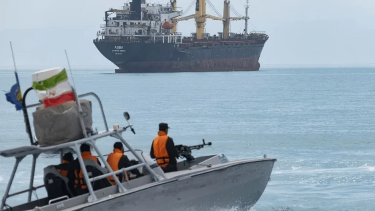 iran ormuz lancha barco 2026