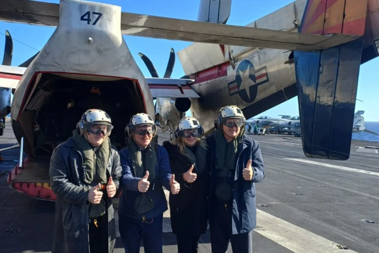 milei en portaaviones uss nimitz 1