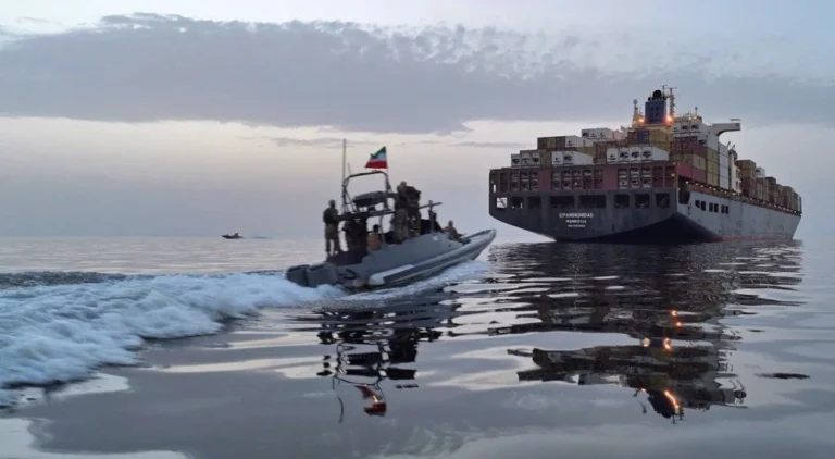 ormuz lancha escolta barco tasnim 2026