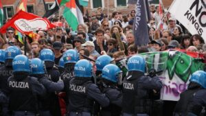 protesta bienal venecia 8may26