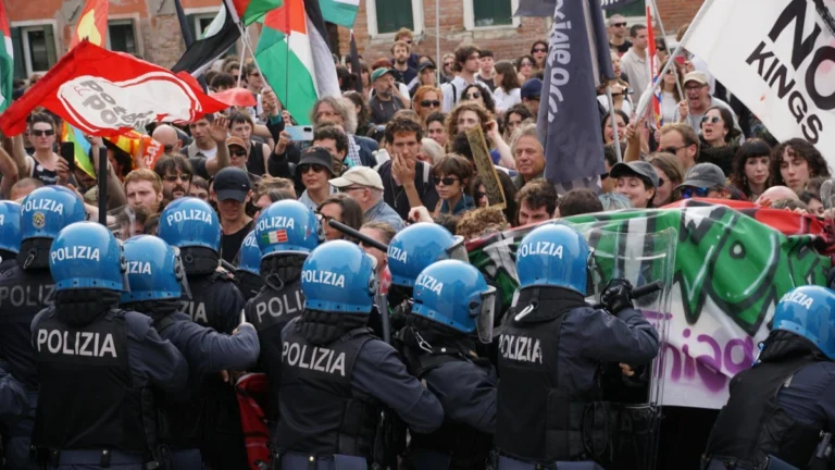 protesta bienal venecia 8may26