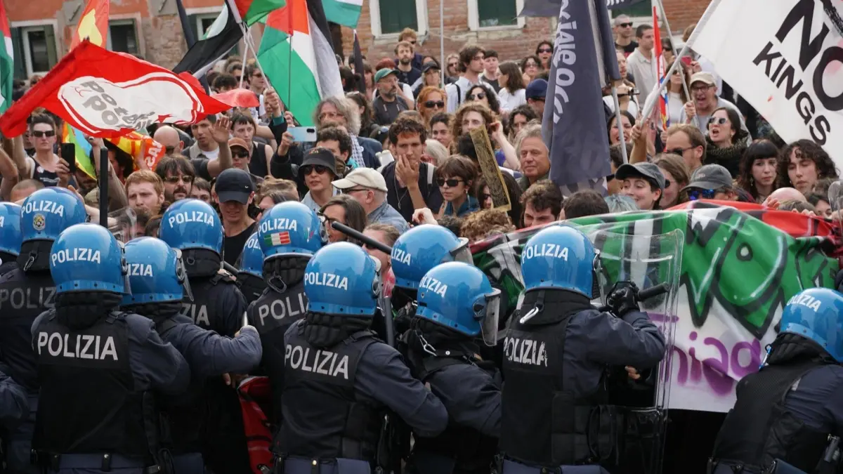 protesta bienal venecia 8may26.jpg