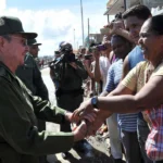 raul castro y pueblo foto estudios revolucion jpg