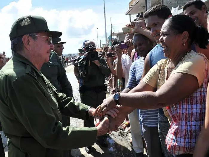 raul castro y pueblo foto estudios revolucion jpg.jpeg