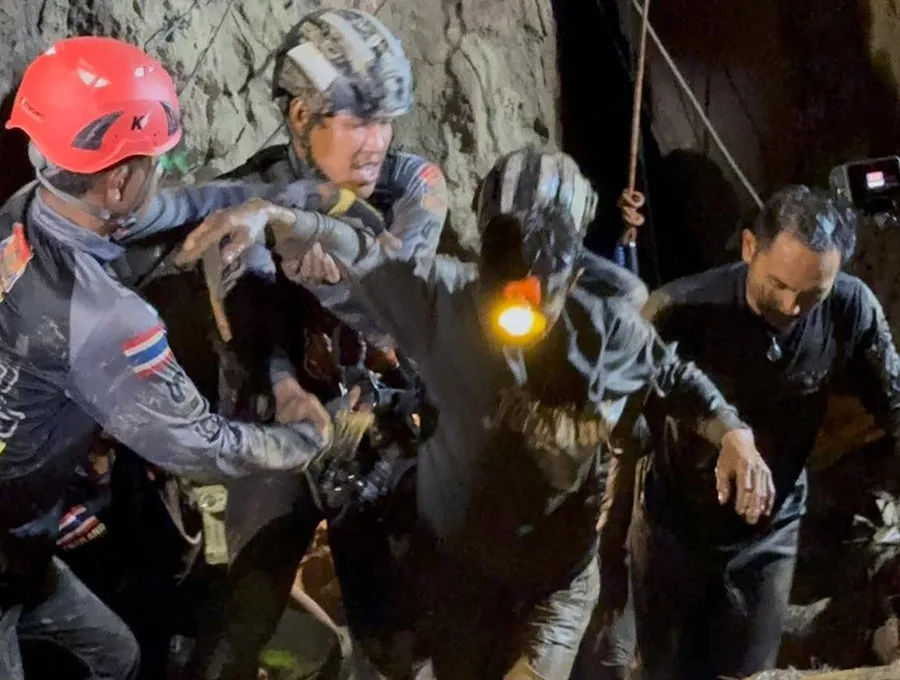 Equipos de rescate salvan mineros atrapados en una cueva de Laos 2 run01 laos accident