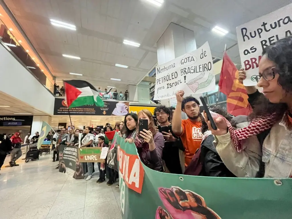 Brasil: Activista Thiago Ávila denuncia torturas israelíes contra prisioneros palestinos 2 thiago aeropuerto