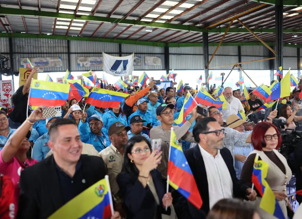 Delcy Rodríguez encabeza plan nacional para impulsar la economía frente a agresiones externas 2 trabajadores y sectores productivos segunda peregrinacion bolivar.jpg
