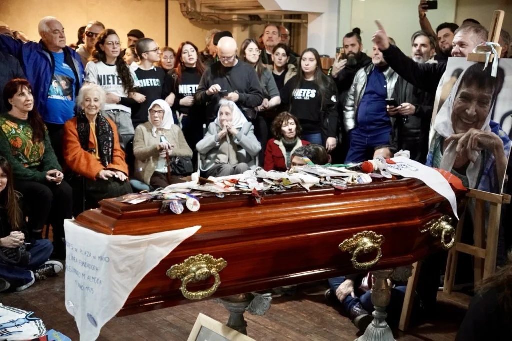 En imágenes: Miles de argentinos despiden a la defensora de derechos humanos Taty Almeida 3 02