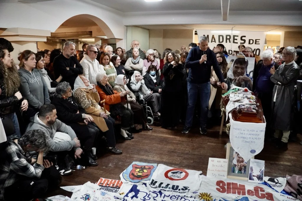 En imágenes: Miles de argentinos despiden a la defensora de derechos humanos Taty Almeida 11 12 2