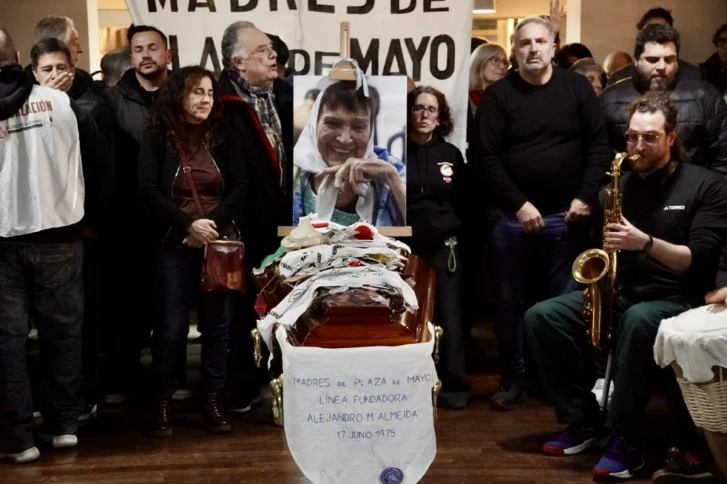En imágenes: Miles de argentinos despiden a la defensora de derechos humanos Taty Almeida 8 21
