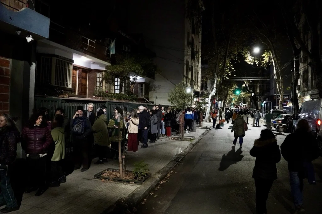 En imágenes: Miles de argentinos despiden a la defensora de derechos humanos Taty Almeida 10 23