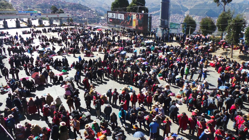 Juntas vecinales realizan masivo cabildo en Bolivia para exigir renuncia de Rodrigo Paz 2 bloqueo autopista tres
