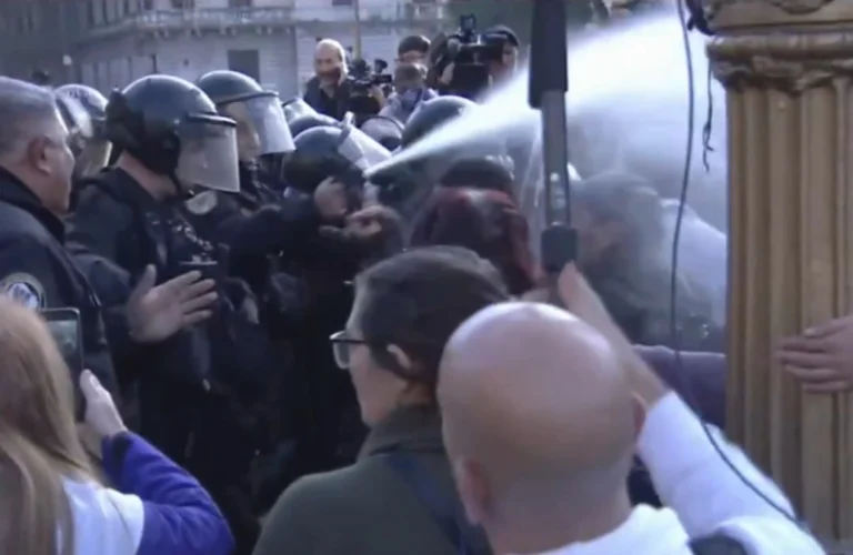 buenos aires plaza de mayo represion policial homenaje indio solari
