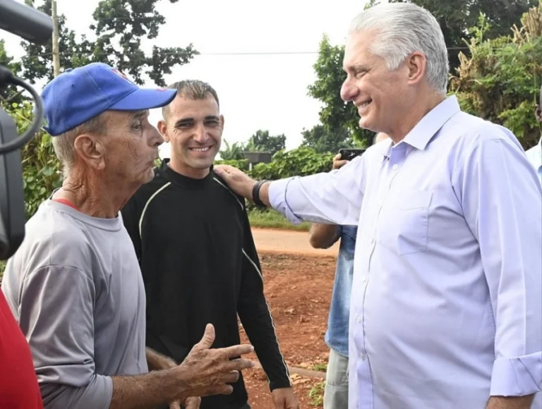 cuba presidente miguel diaz canel foto estudios revolucion 1
