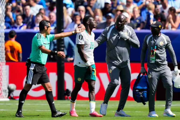 el arbitro alireza faghani obliga a ismaila sarr emxneh76kzaz5krknh7wyds5vm