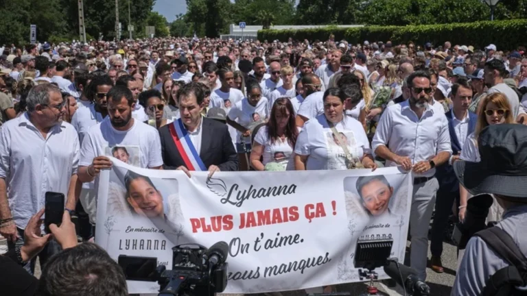 epa5046 france white march tribute child