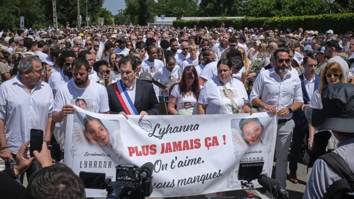 epa5046 france white march tribute child.jpg