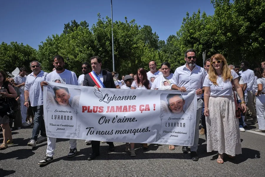 Franceses levantan su voz contra fallos de la justicia en caso de niña asesinada 2 epa5074 france white march tribute child