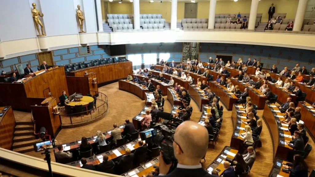 Parlamento de Finlandia aprueba levantar prohibición sobre armas nucleares 2 finlandia parlamento 1