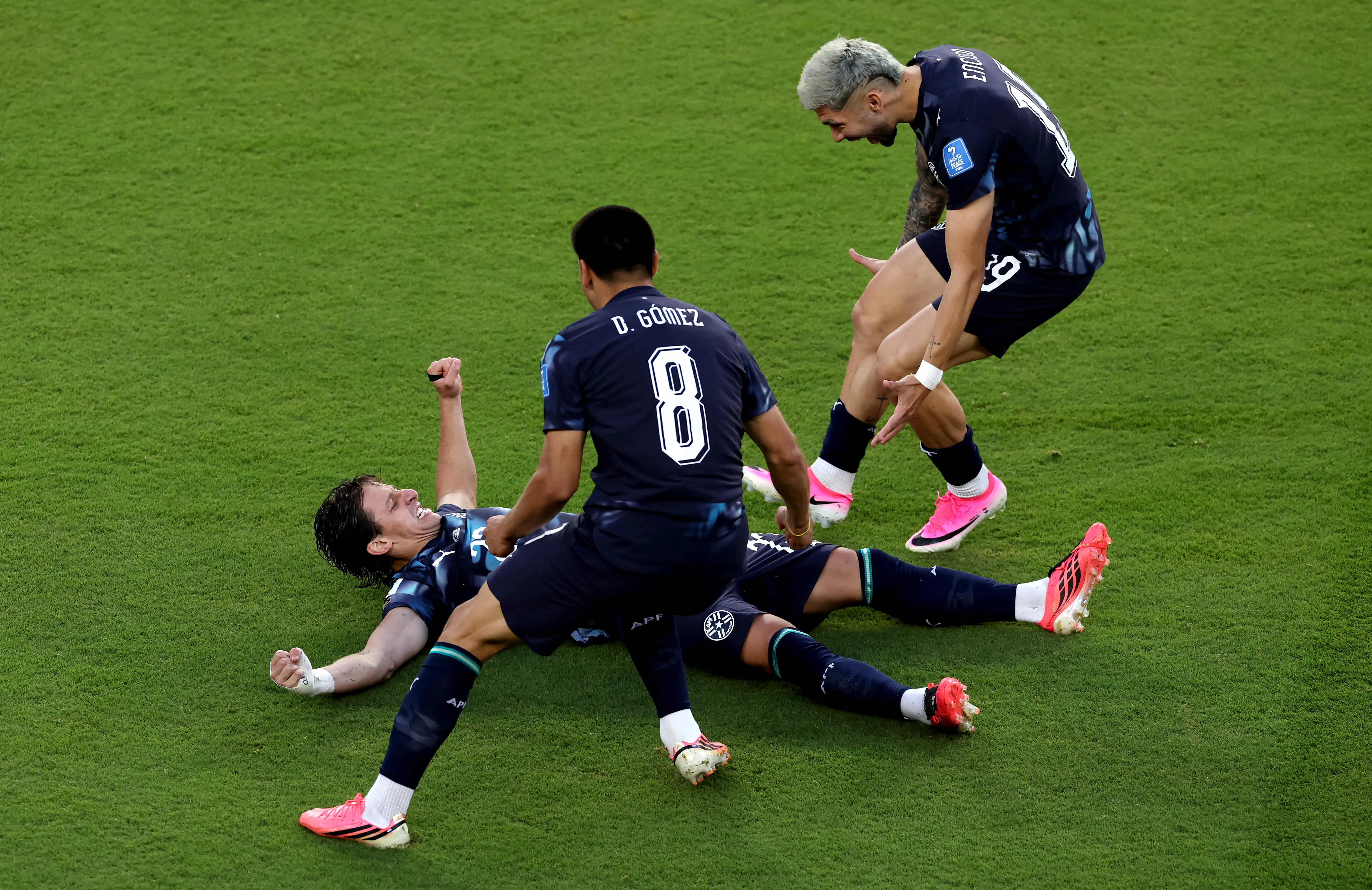gol 1 paraguay galarza celebra 2.jpg