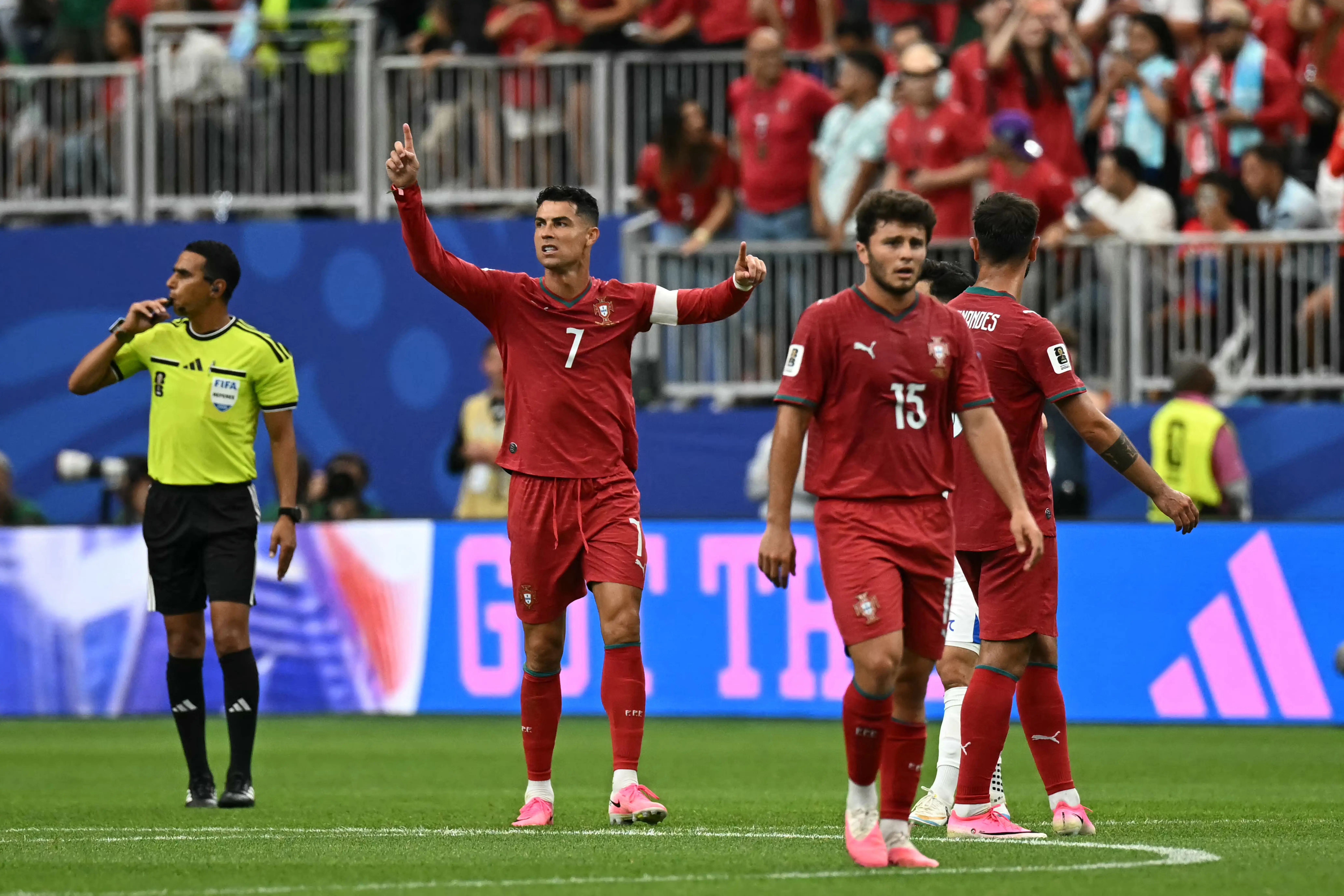 gol 3 portugal ronaldo celebra 3.jpg