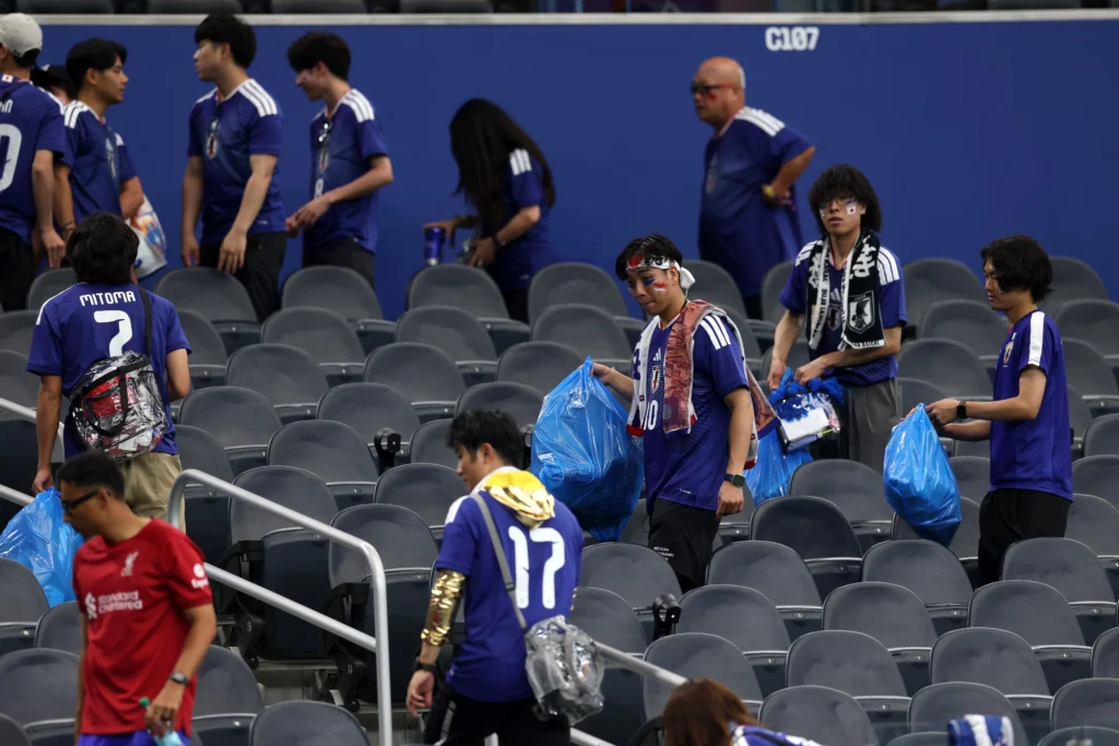 Aficionados de Japón mantienen tradición de limpieza en el Mundial - teleSUR