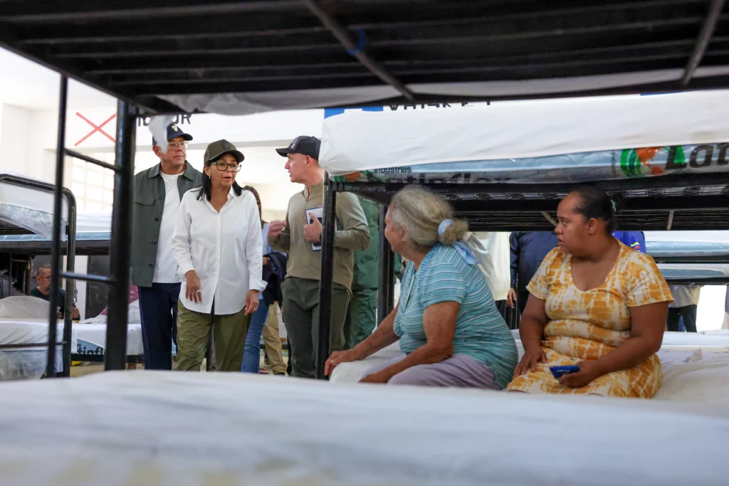 Presidenta (E) de Venezuela visita campamento temporal en Catia La Mar tras sismos 2 img 0229