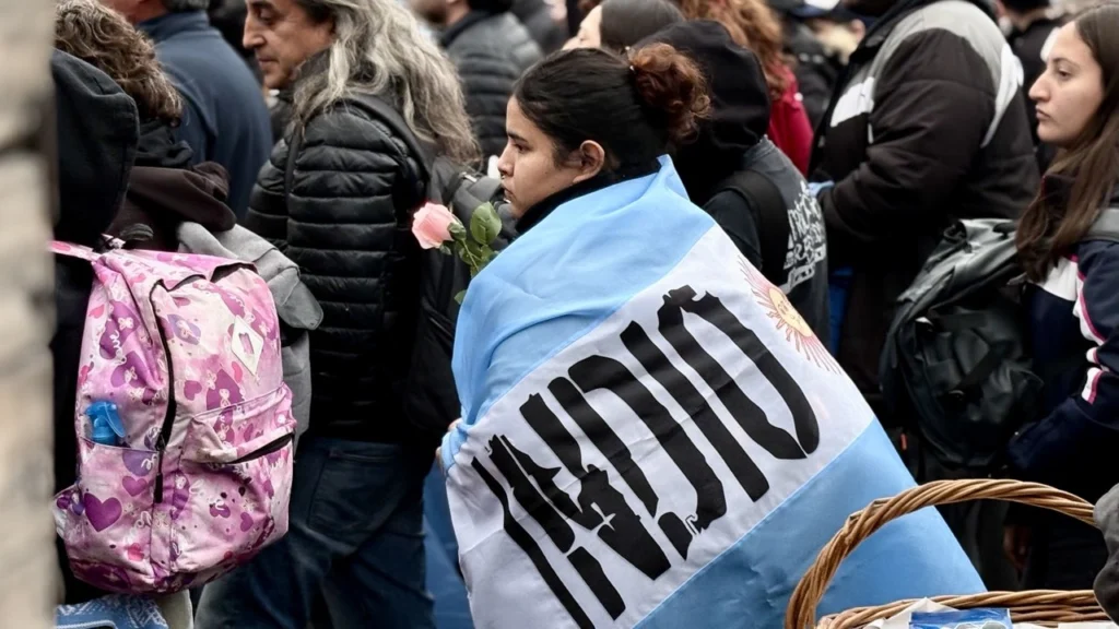En imágenes: un millón de argentinos dan su último adiós al Indio Solari 3 photo 4985547477301791689 y 1
