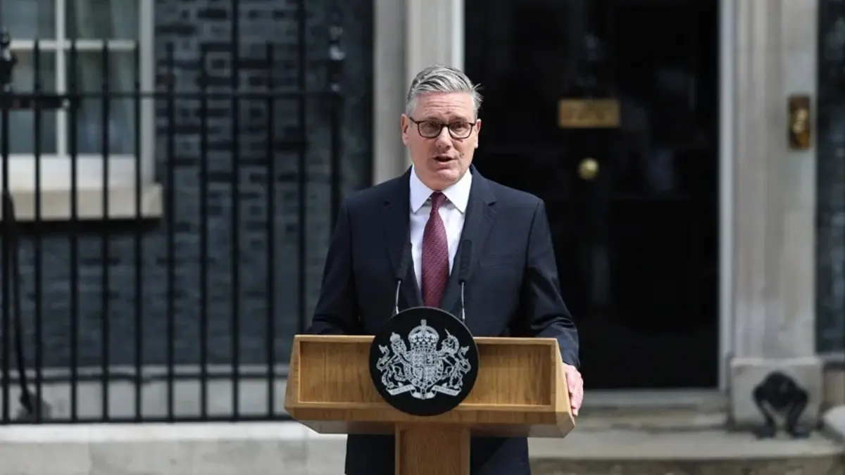 starmer dimision puerta.jpg