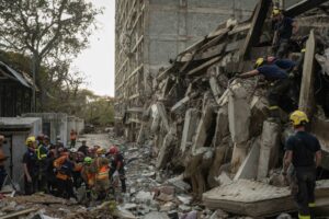 Más de 6.461 personas rescatadas tras terremotos en Venezuela 12 venezuela labores rescatistas terremotos foto efe 1