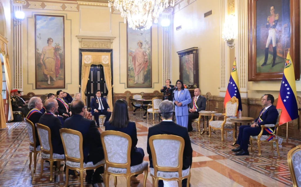 Presidenta (E) Delcy Rodríguez condecora a defensores del Esequibo 2 venezuela reconocimiento equipo defensa guayana esequiba 1