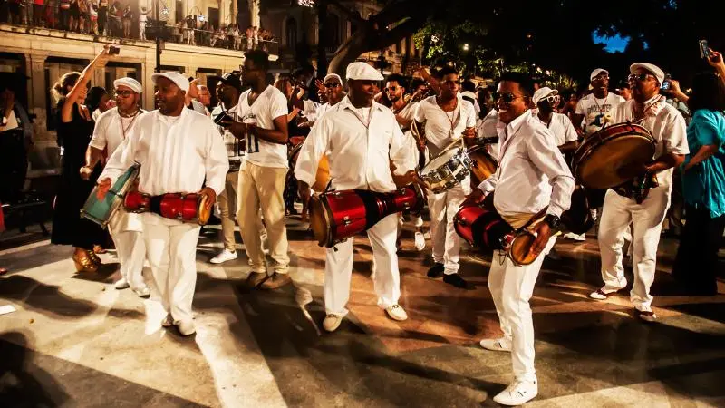 5 bateria de percusion bata al frente.jpg