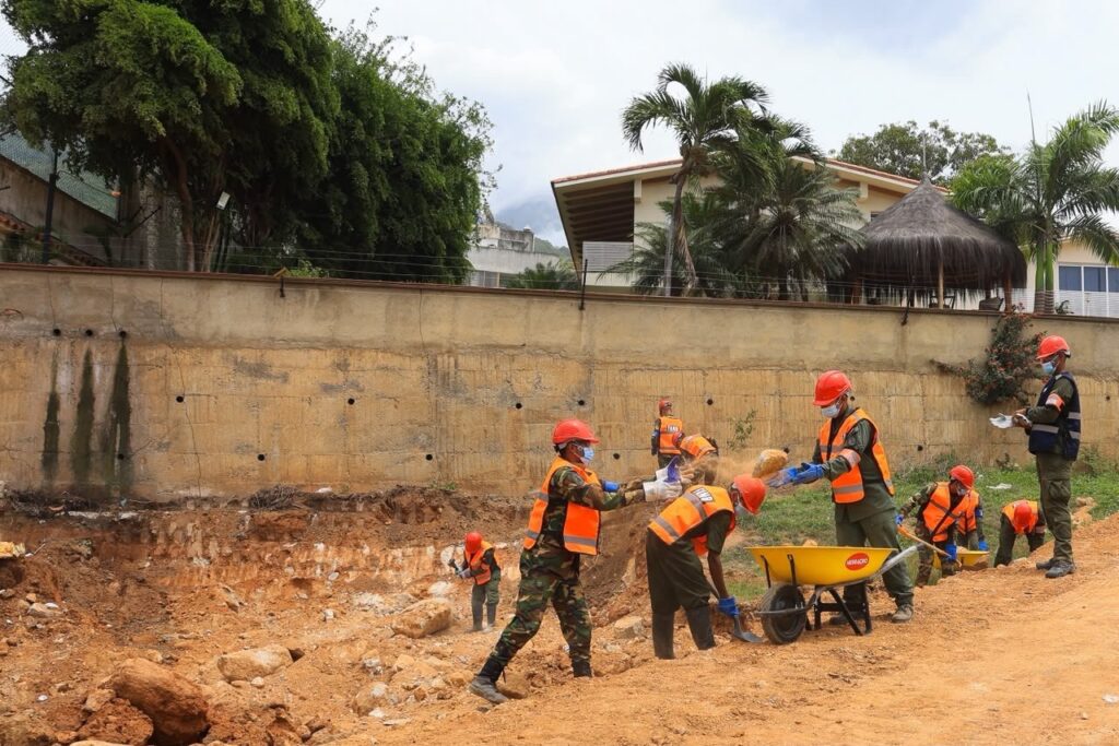 En imágenes: Ejército Bolivariano asiste áreas de La Guaira golpeadas por terremotos 7 5082511595279158297 1