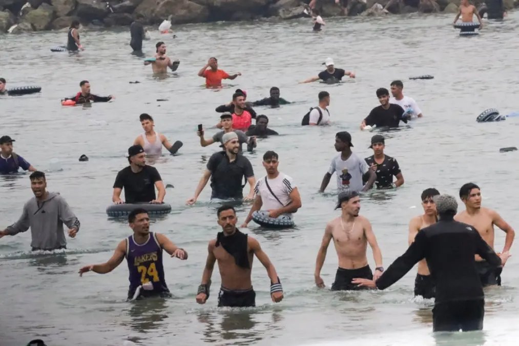 ceuta arribo masivo de migrantes foto efe 1.jpg
