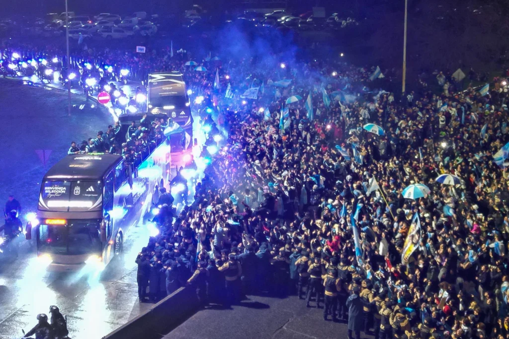 «Gracias eternas»: miles de argentinos desafían la lluvia para recibir a la Albiceleste 4 fa9085e37ba758cce1b02dd14b4902ae5d6e81f4w