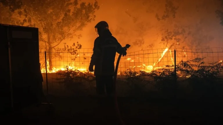 francia se afana en extinguir una treintena de fuegos
