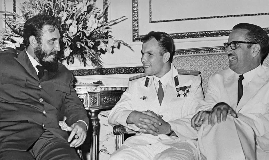 gagarin cuba fidel.jpg