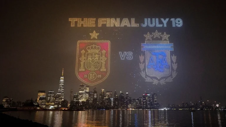 imagen de la final del mundial con los escudos de espana y argentina en manhattan foto afp