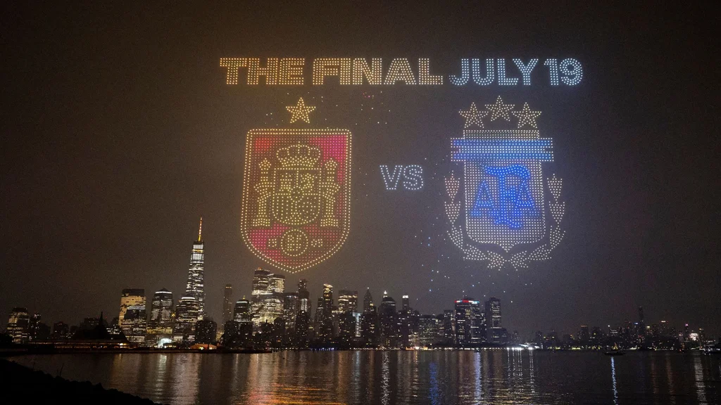 imagen de la final del mundial con los escudos de espana y argentina en manhattan foto afp