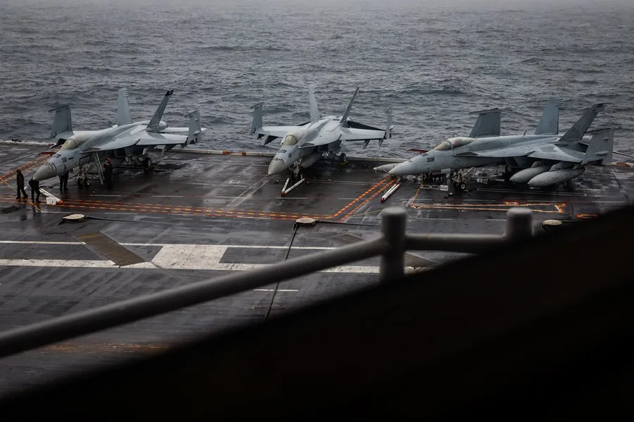 iran ormuz 2 aviones militares en un portaviones de estados unidos efe