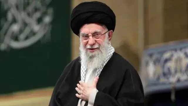 Un Sayyed incrustado en el centro del corazón. Parte I 2 jomeini1.jpg