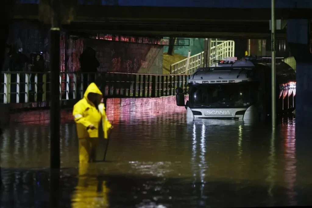 Fuerte temporal en Chile deja 10 muertos y 100.000 personas aisladas 2 lluvias chile 1