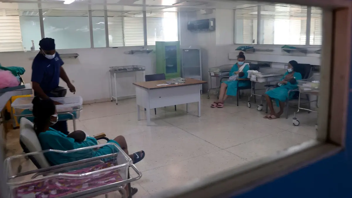 mujeres madres sala uci pediatrico habana jul26.jpg