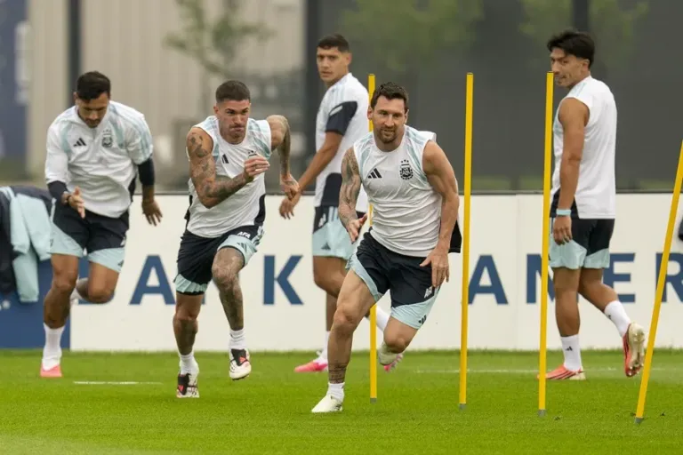 Lionel Messi completa su último entrenamiento mundialista bajo la lluvia - teleSUR
