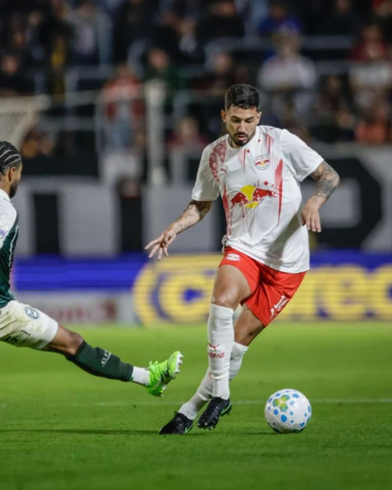 zagueiro pedro henrique em disputa de bola pela 20 rodada do brasileirao 2026