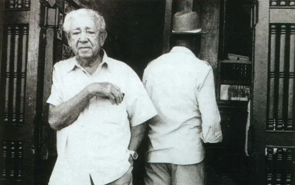 La Bodeguita de Carlos Puebla 4 1 carlos puebla en la entrada de la bodeguita del medio.jpg
