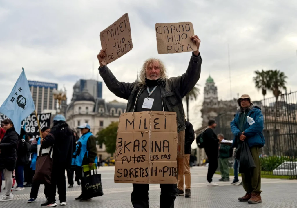 Endeudados para llegar a fin de mes: miles marchan contra política económica de Milei 3 4918190166623587494 1