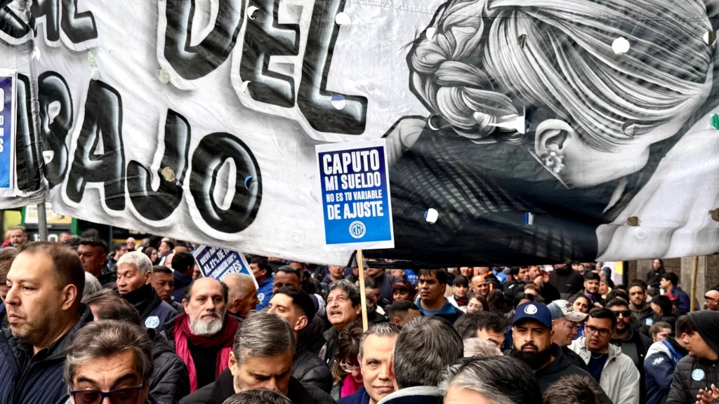 Endeudados para llegar a fin de mes: miles marchan contra política económica de Milei 2 4918190166623587505 1