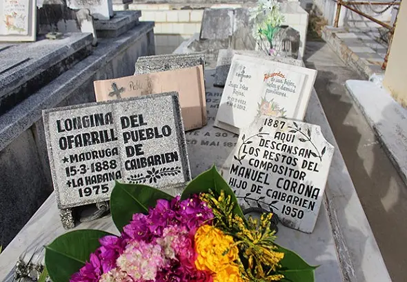 Del bardo que te canta como homenaje fiel 3 cementerio longina corona.jpg