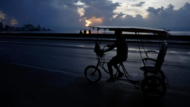 cuba apagon malecon bici ag26